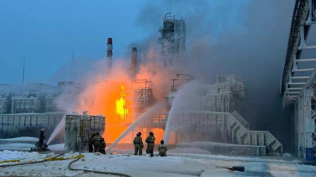 Se registra incendio en planta de gas natural en Rusia: Imágenes fuertes.