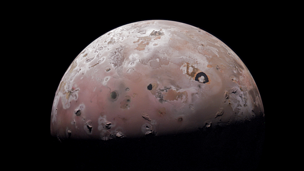 Ío, la luna volcánica de Júpiter es captada como nunca antes