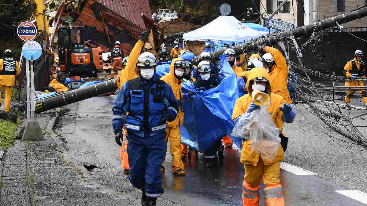 Rescatistas no pierden esperanzas y siguen trabajando; suman 126 muertos tras terremoto en Japón