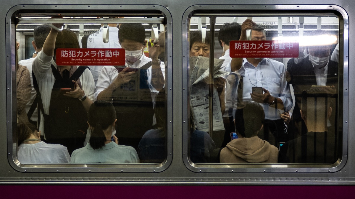 Reportan cuatro personas apuñaladas en el metro de Tokio; hay una persona detenida