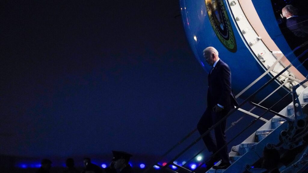Joe Biden, presidente de EU descendiendo de un avión