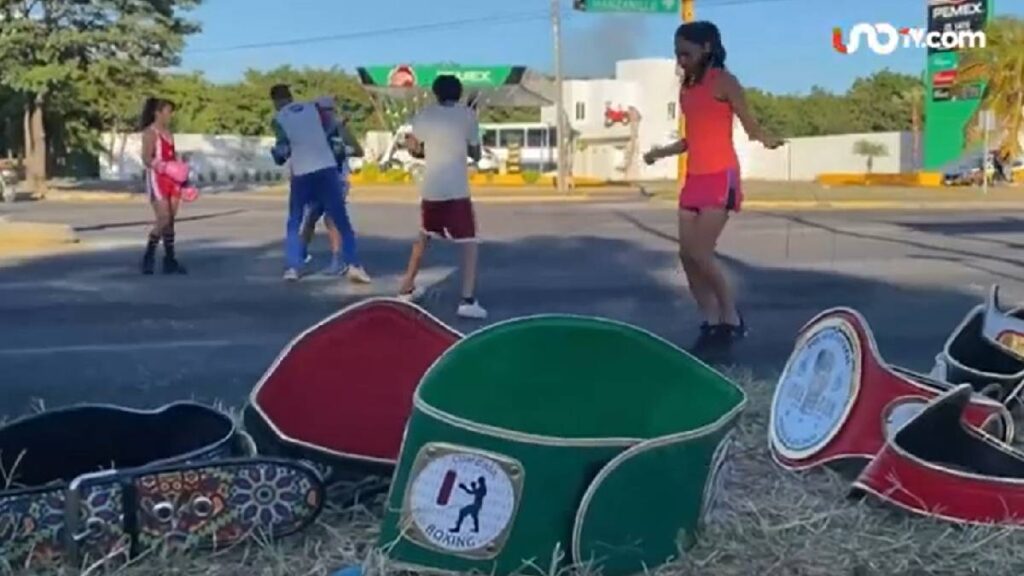 Jóvenes boxeadores piden dinero en las calles de Colima