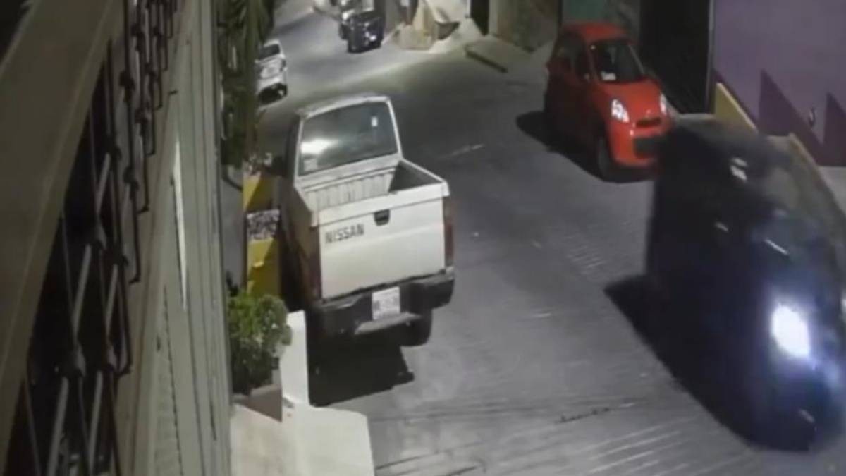 ¿Borrachazo? Jóvenes en auto zigzaguean, destrozan vehículo y se dan a la fuga: video