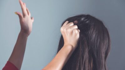 Mujer jalando del cabello y golpeando a otra
