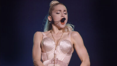 Madonna lanza playera corsé cónico