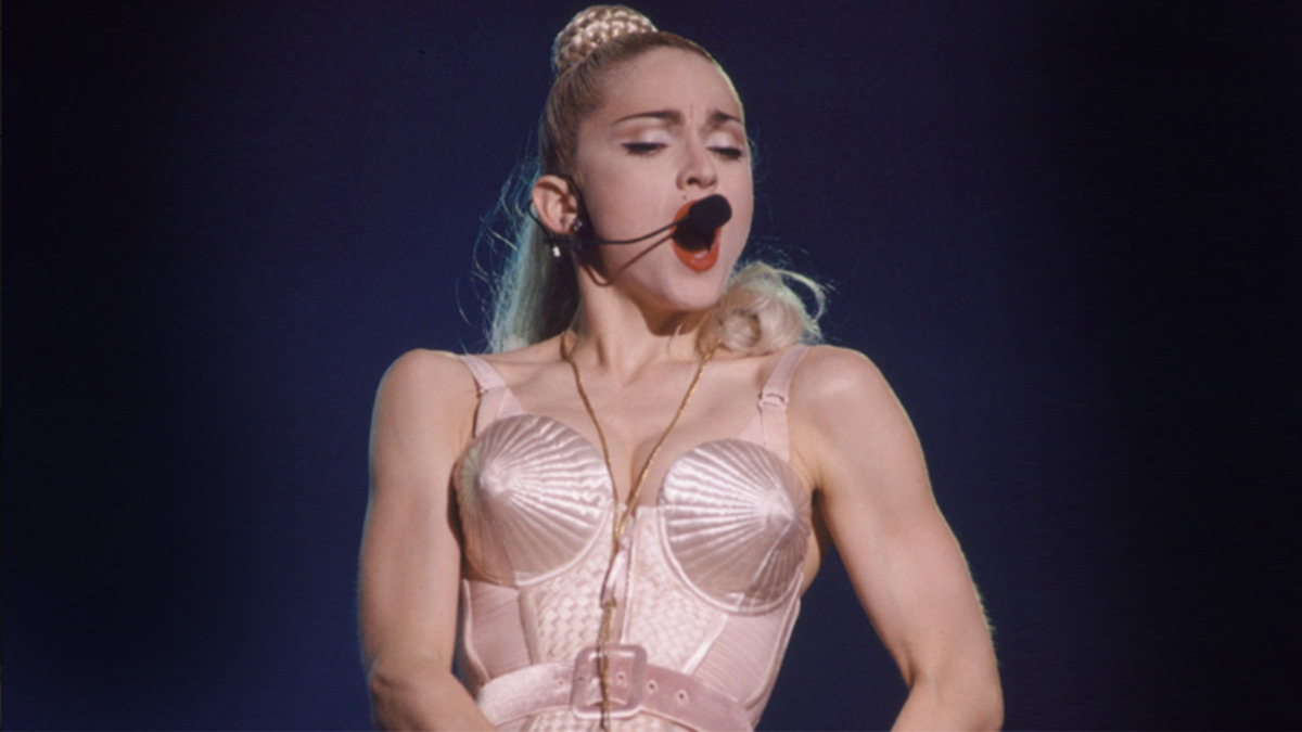 Madonna lanza la versión playera de su corsé cónico con Jean Paul Gautier como en 1990 
