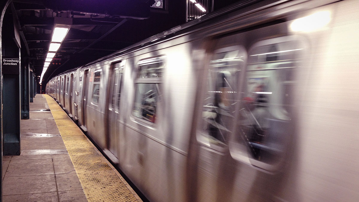 Caos en Nueva York; dos trenes del metro chocan, el saldo es de 24 heridos