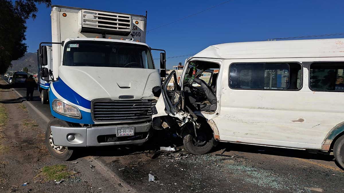 Choque entre camión y combi deja heridos en la México-Pachuca, a la altura de Ecatepec