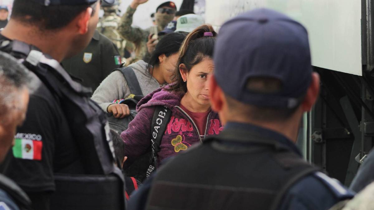 Aseguran a 726 migrantes que estaban ocultos en una bodega de Cuaxomulco, Tlaxcala