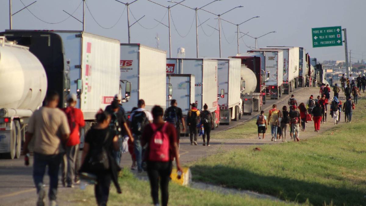 Migrantes piden les permitan continuar sobre el tren para llegar a la frontera con EU