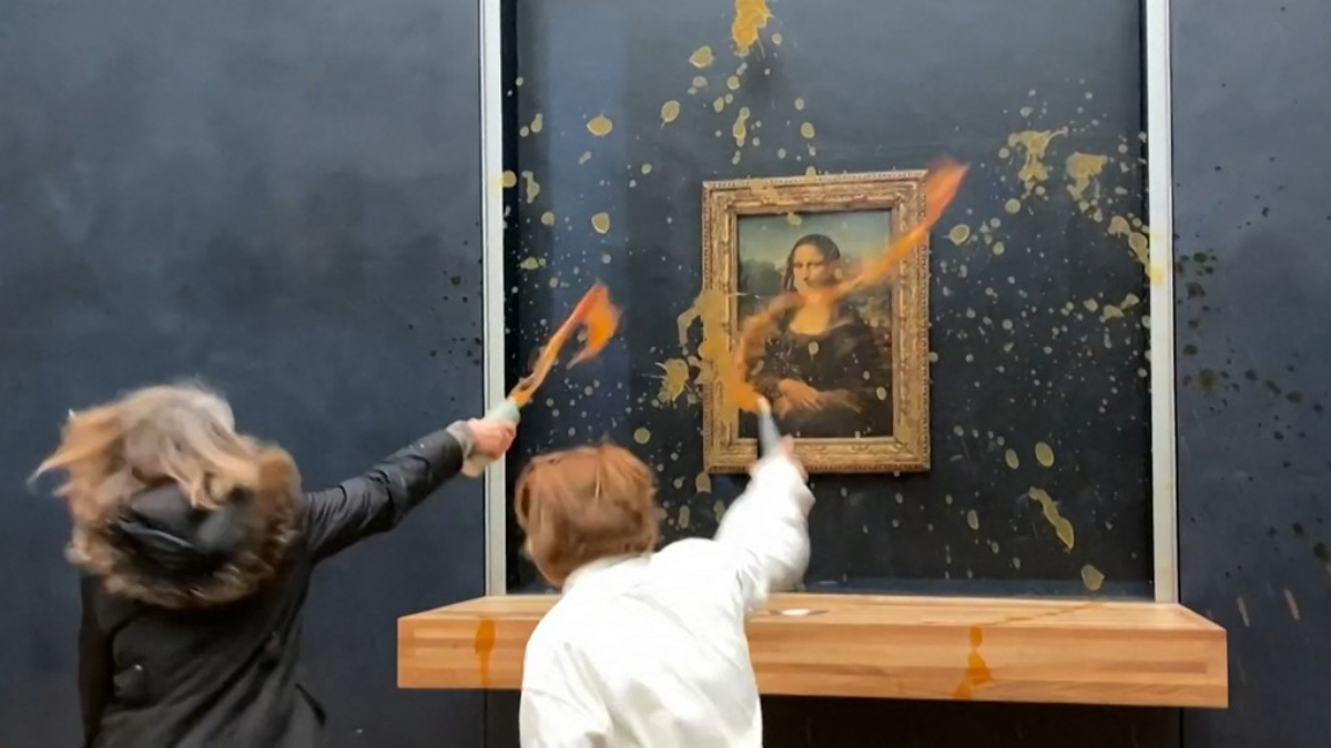 Un acto vandálico más: Ecologistas rocían sopa a la Mona Lisa