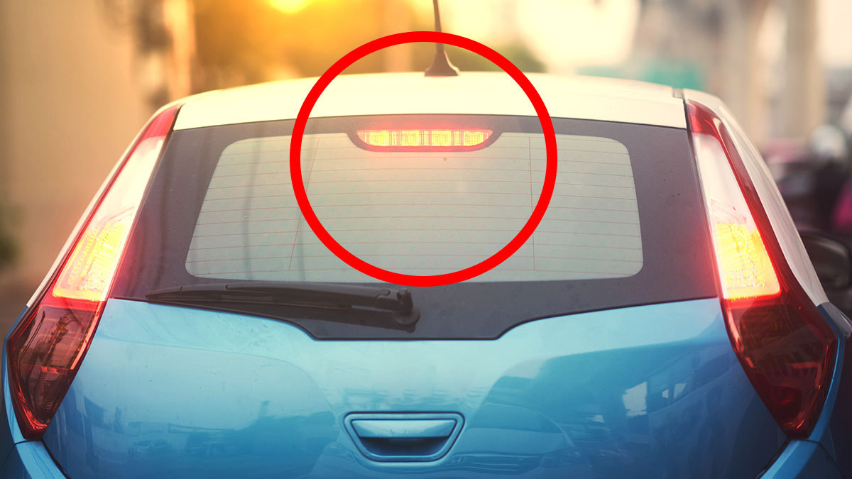 ¿Qué es y para qué sirve la tercera luz de freno en tu auto?