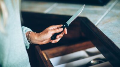 Mujer sostiene un cuchillo