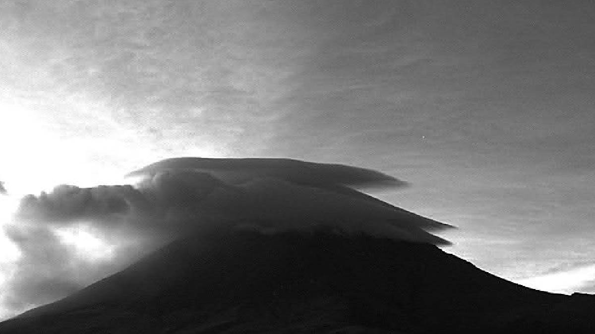Popocatépetl amanece con impresionantes nubes lenticulares