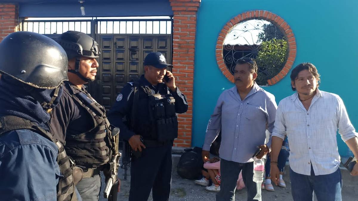 Policías retiran bloqueo carretero y liberan a funcionario retenido en Oaxaca