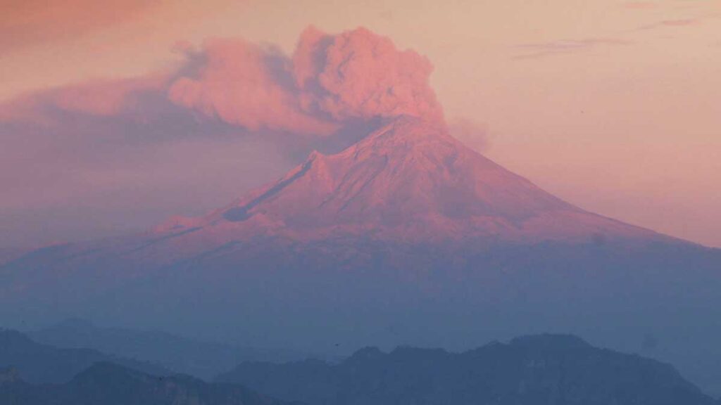 Popocatépetl amanece con nieve, fumarolas y emisión de ceniza