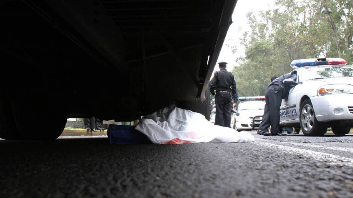 Le pasó por encima: microbusero arrolla a vendedora ambulante en Xochimilco