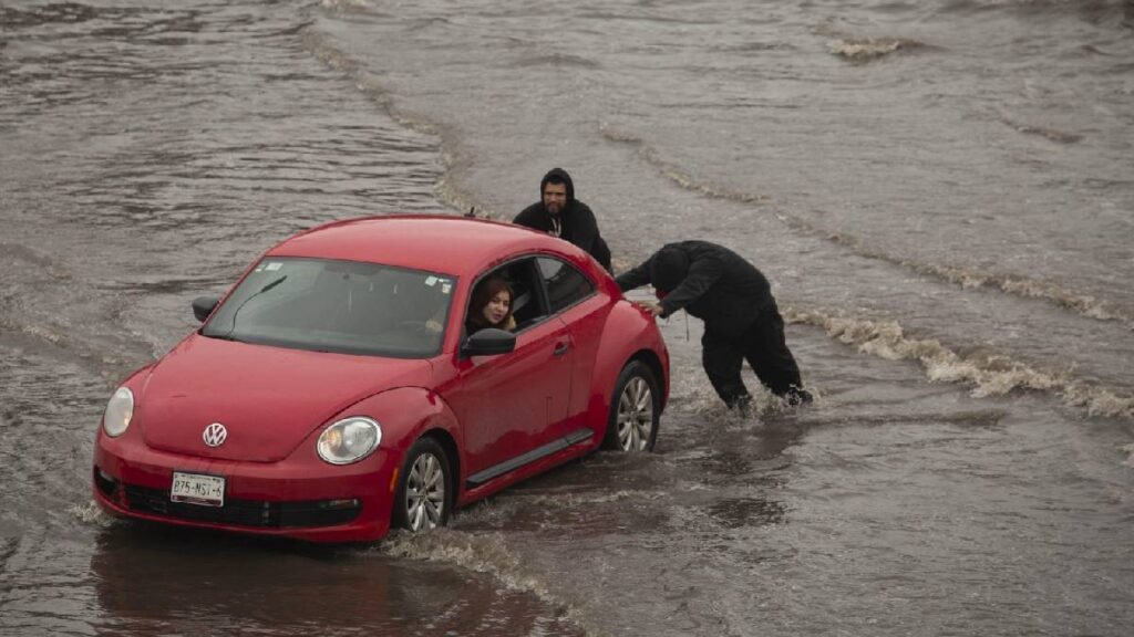 Fuertes lluvias en Tijuana hoy, 22 de enero de 2024 videos de calles inundadas y autos varados