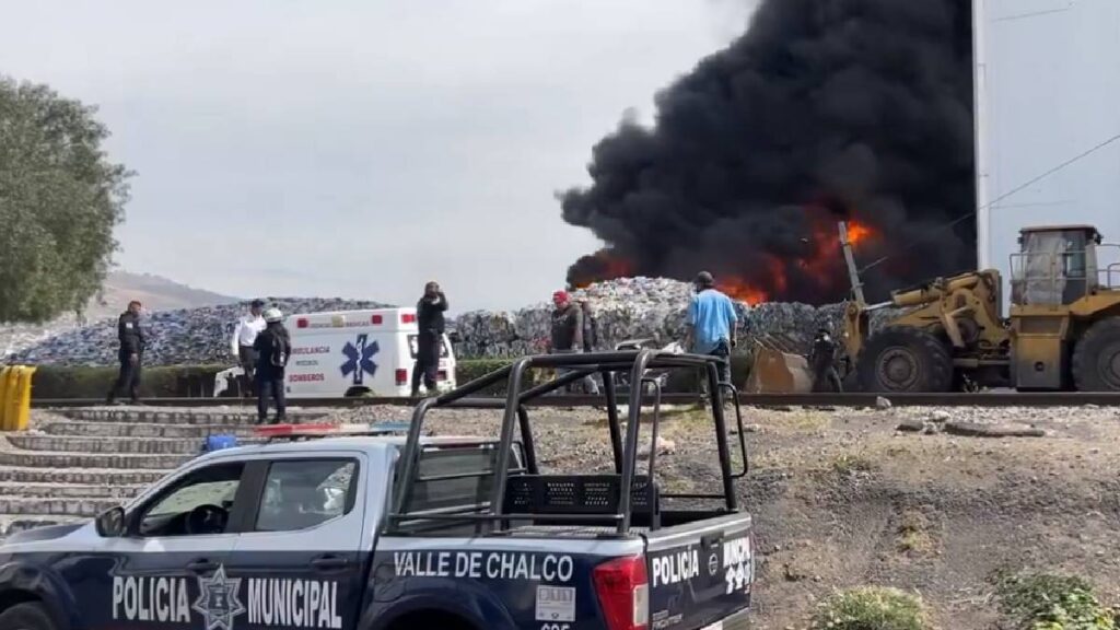 videos-de-fuerte-incendio-en-fabrica-de-reciclaje-de-pet-en-valle-de-chalco-edomex