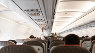 Pasajero abre la puerta de emergencia de avión y causa alarma en AICM