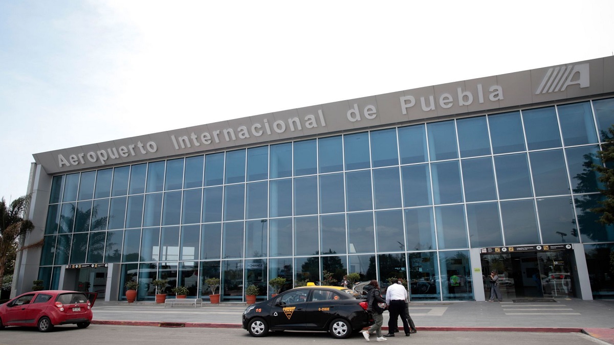 Suspenden vuelos en el Aeropuerto Hermanos Serdán, en Puebla, por caída de ceniza del Popocatépetl  