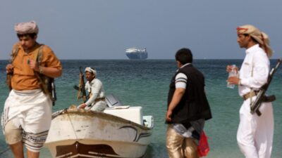 Hutíes armados en la costa