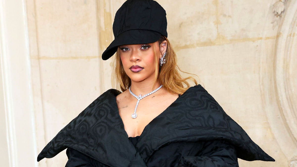 Rihanna luce arriesgado look con gorra en el desfile de Dior