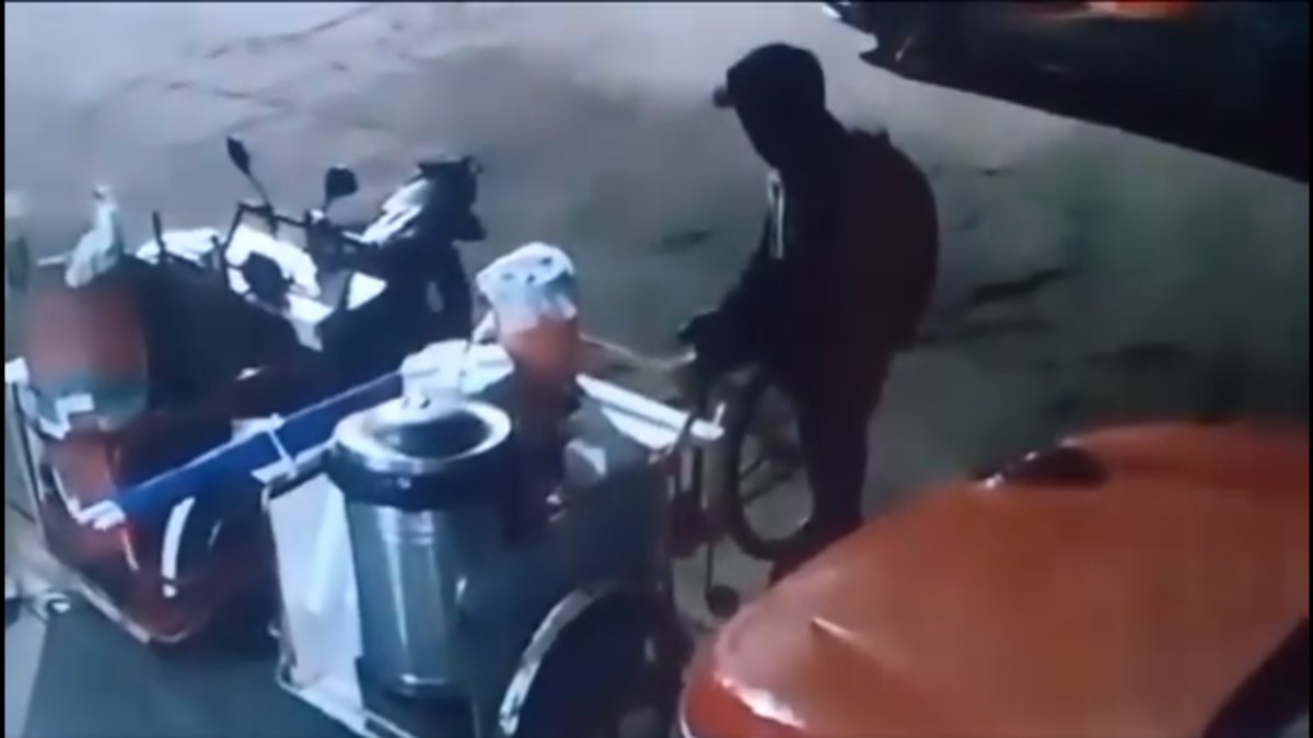 ¿Ladrón hambriento? Captan momento en que se roba triciclo de tamales en San Luis Potosí