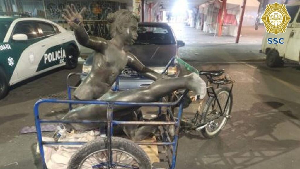 Estatuas de bronce trasladadas en un triciclo