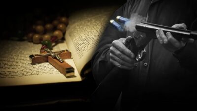 Sacerdote protege con escopeta a fieles durante misa
