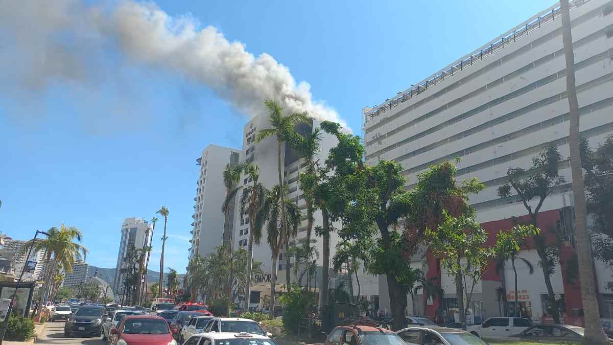 VIDEOS: Fuerte incendio en el hotel Emporio, en Acapulco, Guerrero