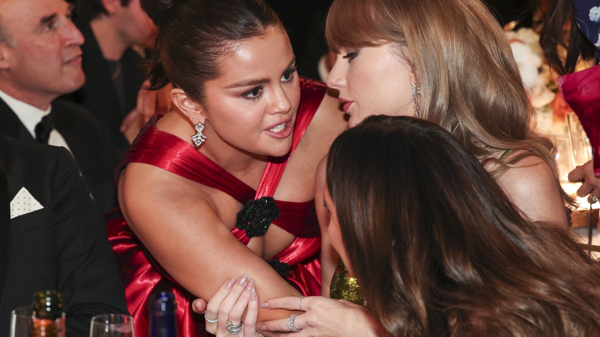 Selena Gomez revela qué le dijo a Taylor Swift en los Globos de Oro
