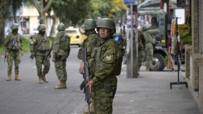Soldados en calles de Ecuador