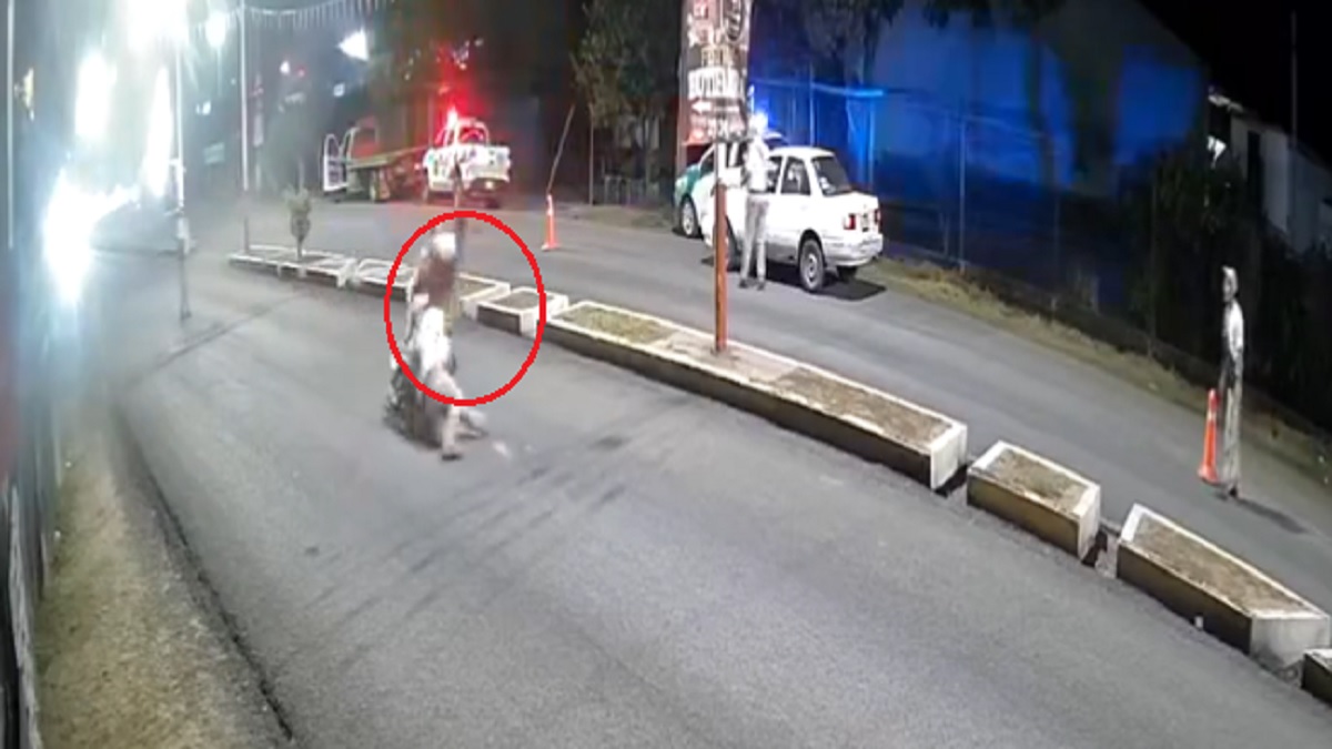 Video: policía de Tránsito taclea a motociclista que viajaba con mujer