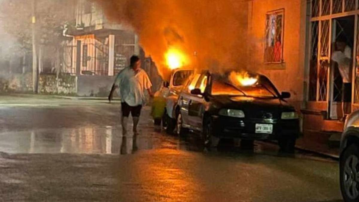 Teapa, Tabasco: hombres armados incendian autos y dejan manta con amenazas a policías