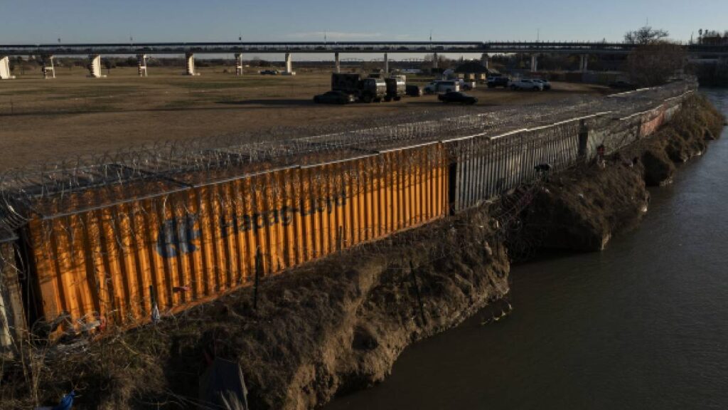 Texas instala más alambre de púas en frontera con México.