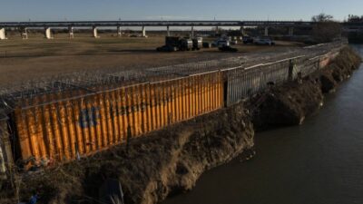 Texas instala más alambre de púas en frontera con México.