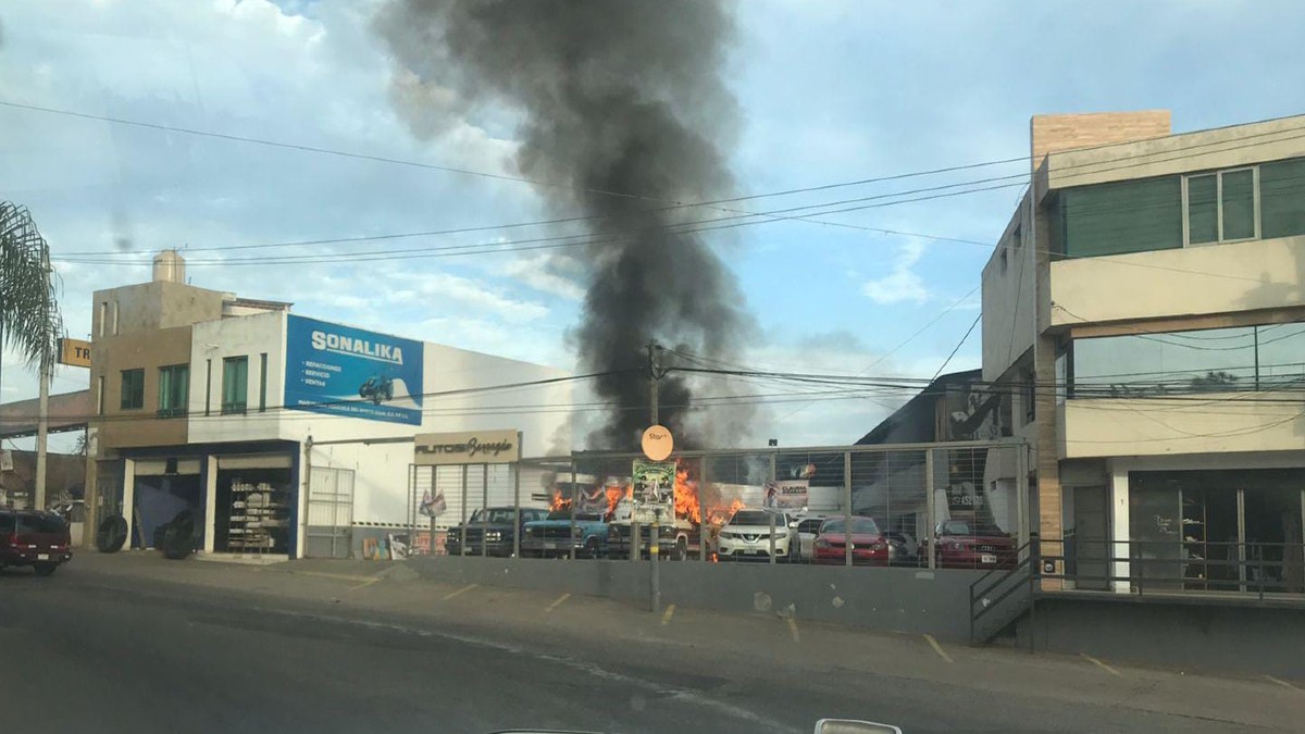 Imágenes del enfrentamiento y quema de lotes de autos en Uruapan; hay 3 heridos