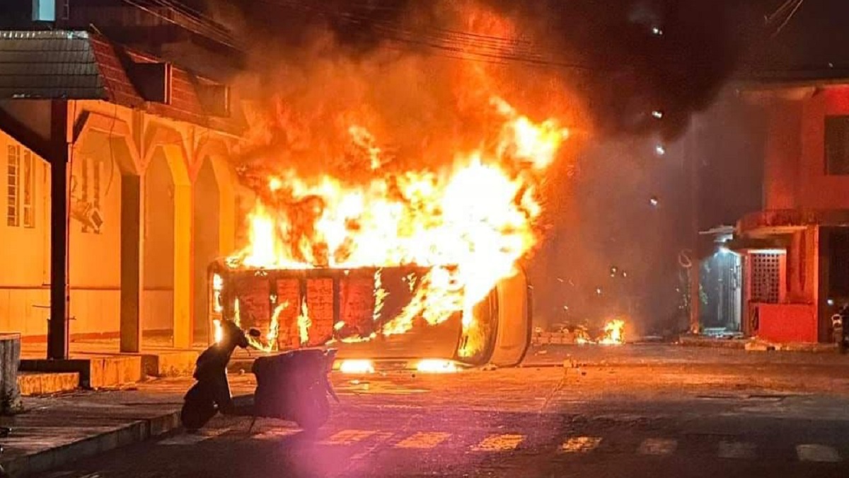 Videos: queman patrulla y dan paliza a policías en Veracruz por dispararle a joven