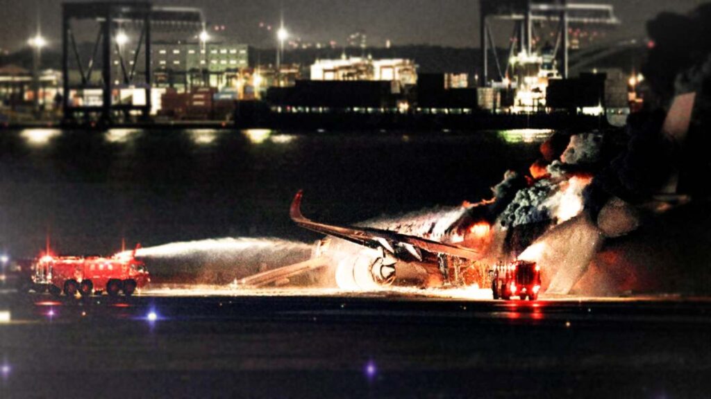 Videos dentro de avión que se incendió en Tokio