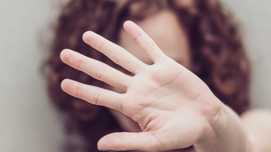 Mujer cubriendo su rostro con la mano