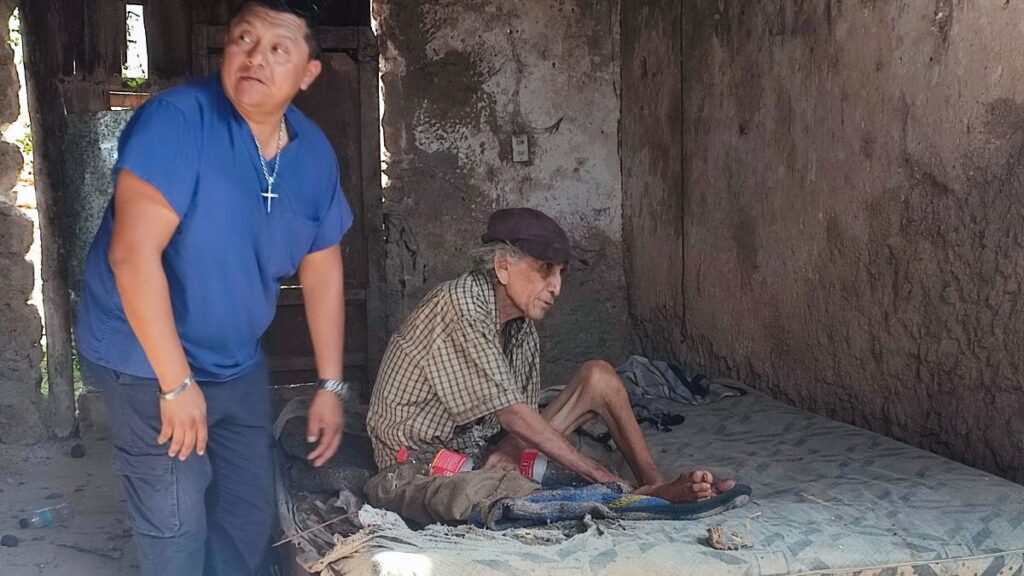 Yucatán: rescatan a Don Bacilo, adulto mayor abandonado