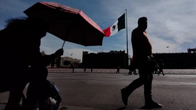 Peatones en el Zócalo de la CDMX