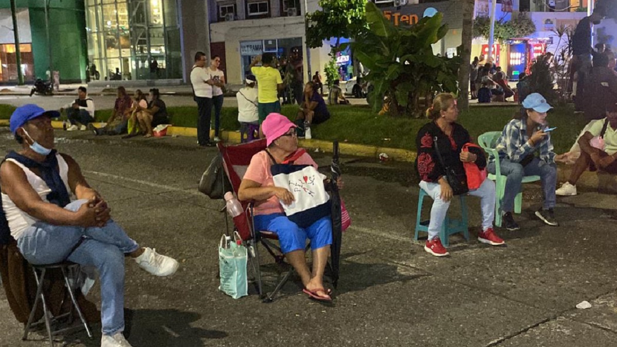 Exigen ser censados: damnificados de Otis bloquean zona turística de Acapulco
