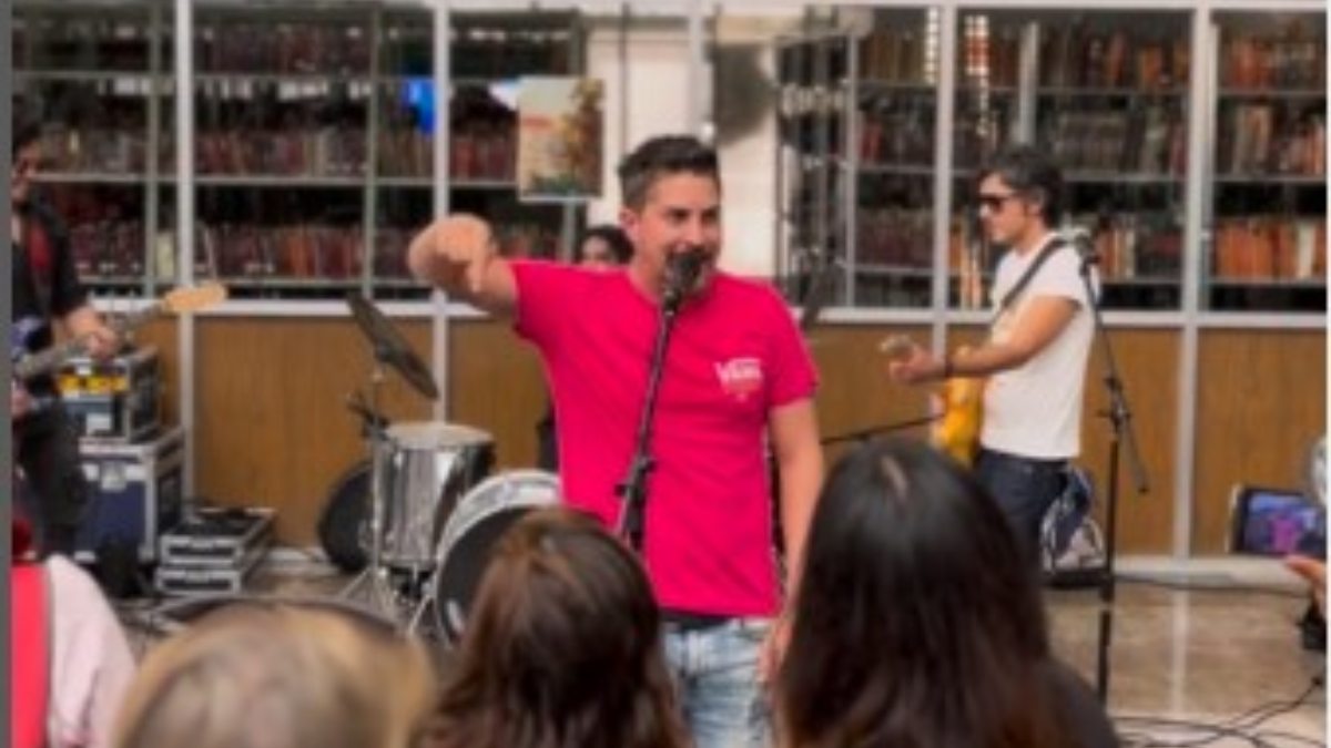 De las telenovelas a la música: Actor sorprende a usuarios cantando en el Metro de la CDMX