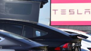 Ahora en Tecate: Tesla se quema en carretera de Baja California; imágenes