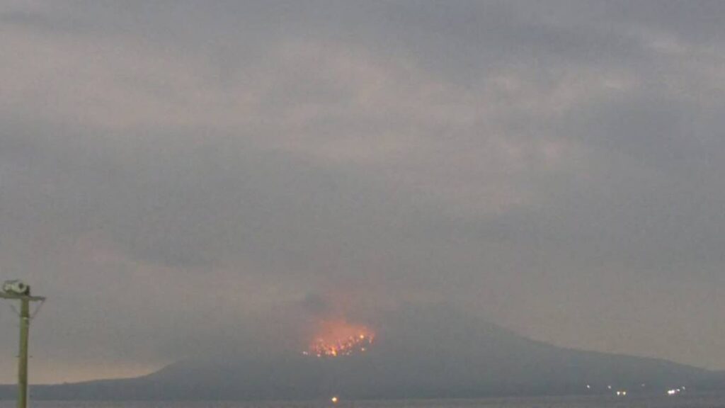 Volcán Sakurajima, en Japón, hace erupción