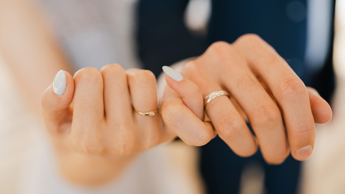 En qué mano van los anillos de compromiso y en cuál los de matrimonio