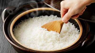 Cómo hacer arroz blanco sin que se pegue o se bata