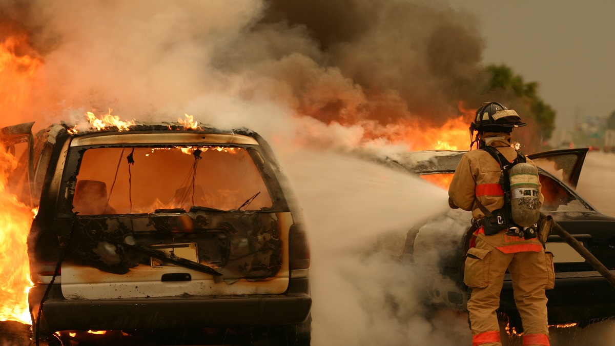 Pasión en llamas: camioneta se incendia al llegar a motel en Puebla
